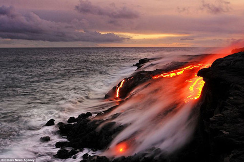 夏威夷火山熔岩撞击海水瞬间(组图)