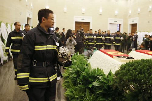 北京商场大火牺牲消防员遗体告别仪式举行