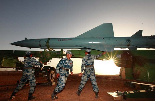 中国空军导弹部队开展大规模实弹演习