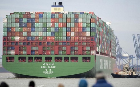 中国巨型货轮抵英国世界最大体型引无数人围观