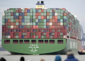 中国巨型货轮抵英国 世界最大体型引无数人围观