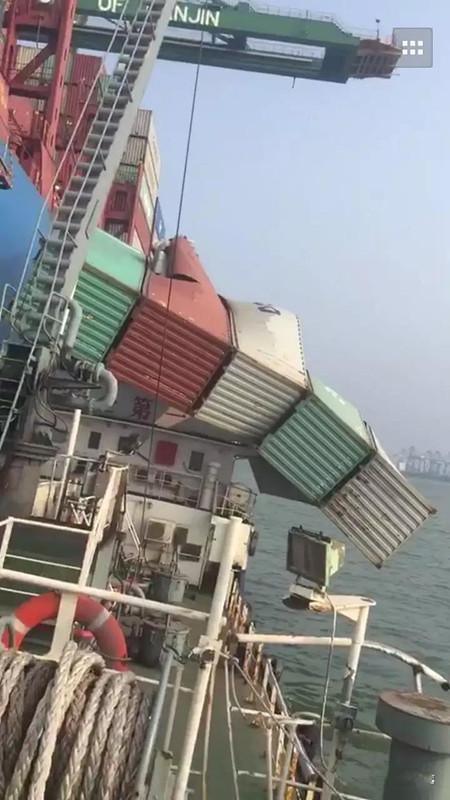 天津港：集装箱掉落砸中一艘加油船~~