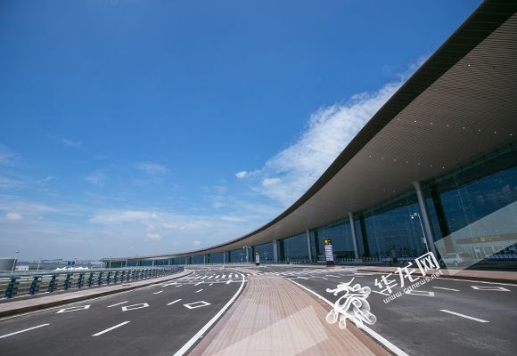 图:去年夏天,重庆江北国际机场t3a航站楼投用前,出发层外景.