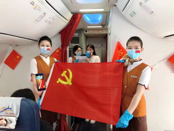 6月30日幸福航空在JR1517哈尔滨-合肥航线开展了庆祝建党一百周年红色主题客舱活动
-中东国际空运