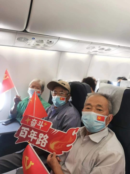 6月30日幸福航空在JR1517哈尔滨-合肥航线开展了庆祝建党一百周年红色主题客舱活动
-中东国际空运